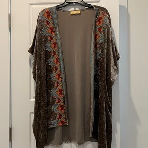 Beautiful Retro boho Taupe Crushed Velvet Kimono with an embroidered Trim ! OS